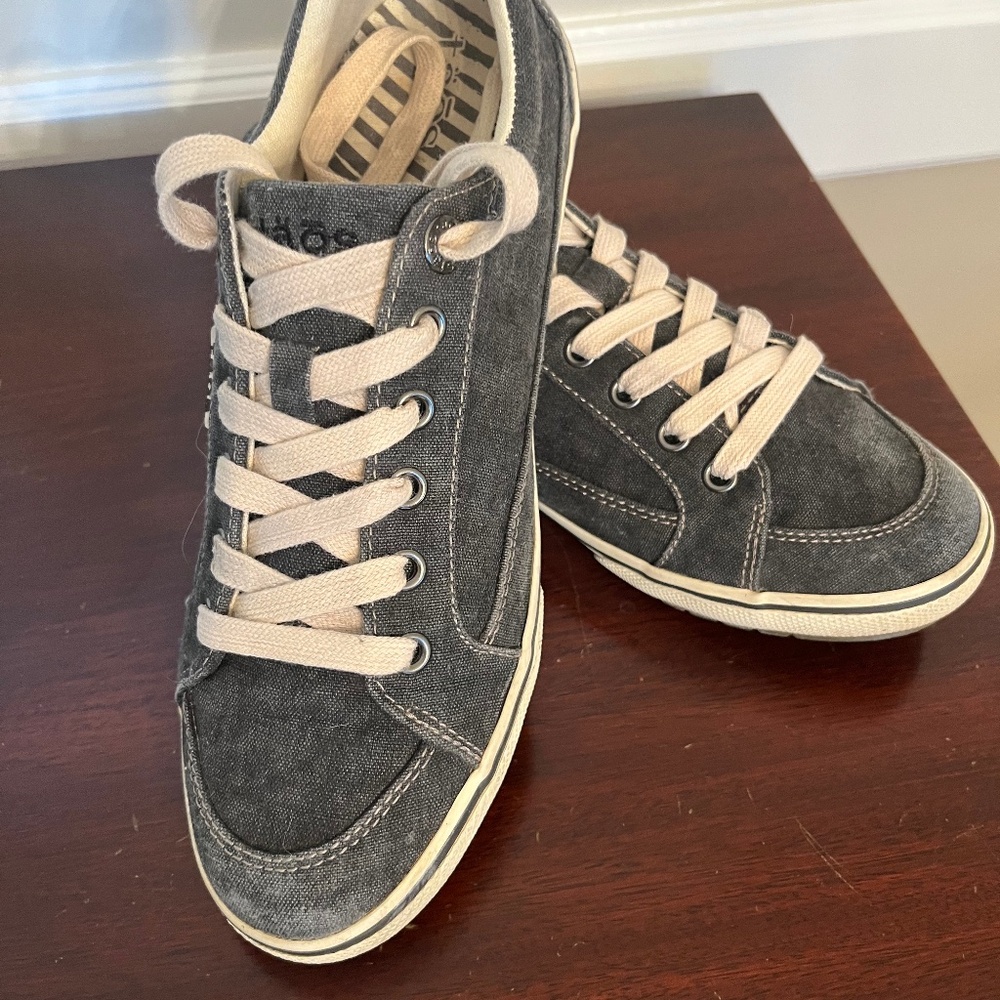 Taos Womens Moc Star Sneakers, Gray distressed Canvas